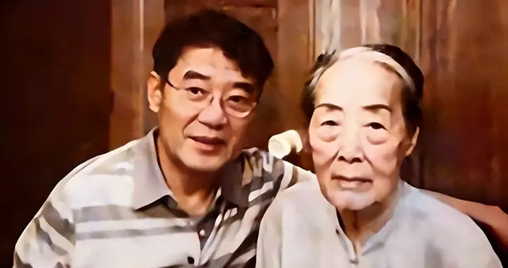 2011年，李立群和母亲一张温馨的合影，她是旗人，91岁寿终正寝