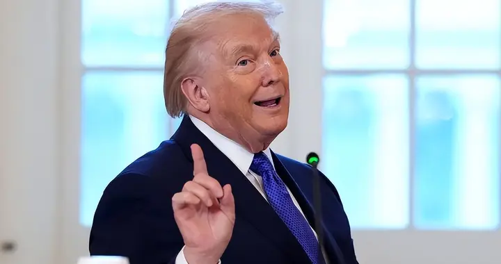 特朗普弃台后，美国批准一项交易，要逼华全额付款，中国连夜换将