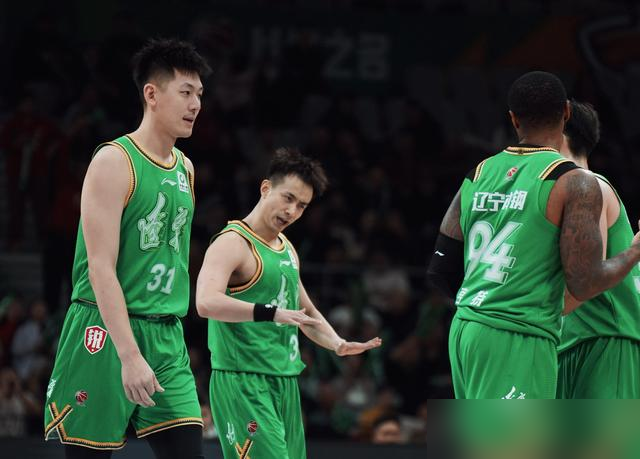 赵继伟想钻地缝，杜锋气得“横着走”。 广东队主场76-93输球，杜锋...