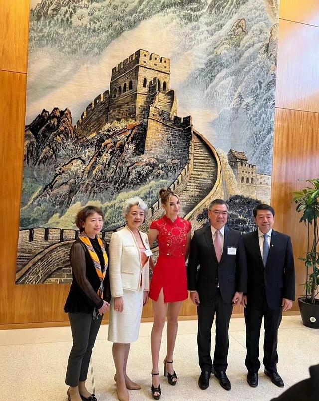太美了！谷爱凌在美国穿中国式旗袍！1米75的她脚踩15厘米高跟鞋