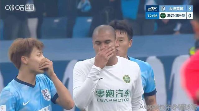 糗糗球事：中超名场面：捂嘴交流！ 李镇全
