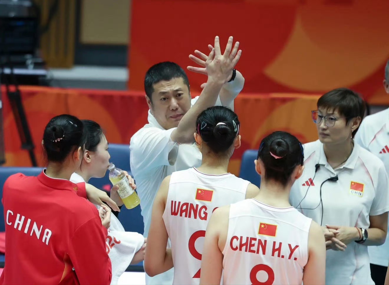 赵勇可以以一个亚运会冠军在中国女排站稳脚了吧？亚锦赛功亏一篑让他备受指...
