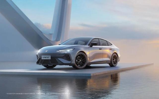 畅销10万级运动家轿变样了，还是挺帅的