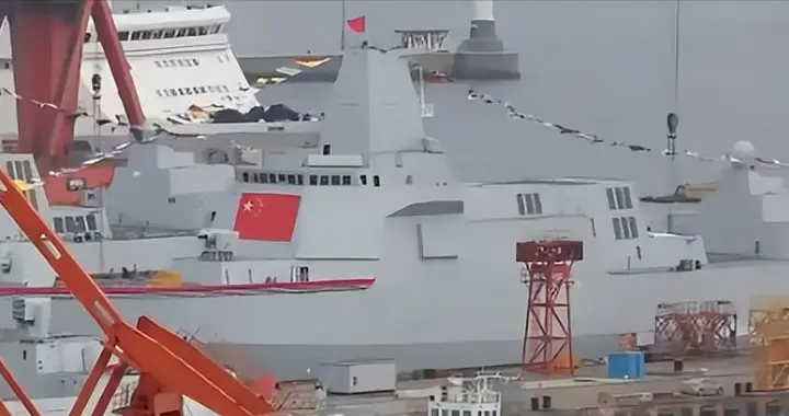 中国碾压式领先！055大驱双舰服役，造船载重5360吨，美追不上