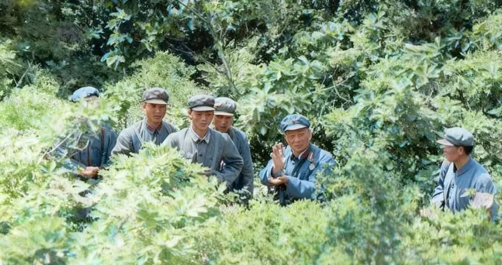 镜头后的从容：70年代中苏边境，面对苏军镜头的解放军边防战士