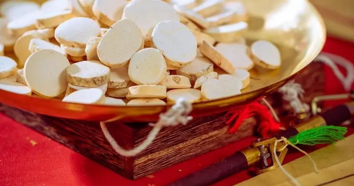 肾绝牙齿长，脾绝人中平，肺绝皮毛脱，肝绝舌卷缩