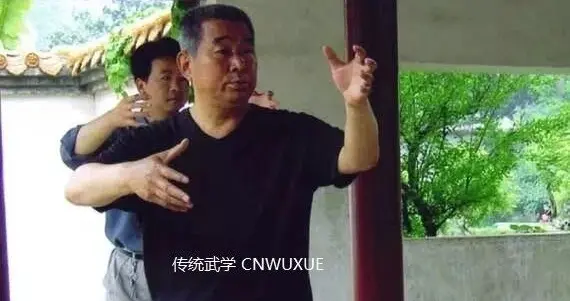 “身如弹簧”“力由脊发”“腰为主宰”