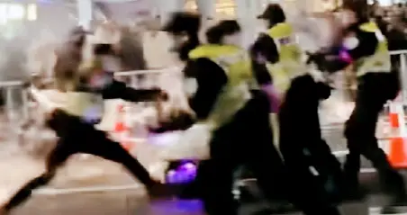 跨年夜宁波广场放烟花，恶心事发生！男子四下逃窜，警方当场按倒