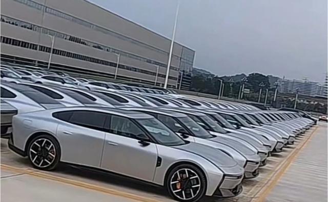 2025年8月发布！小鹏全新P7的实车图曝光