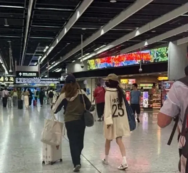 杨幂香港被偶遇！11岁小糯米身高1米7，杨幂叫着“宝宝”很温柔