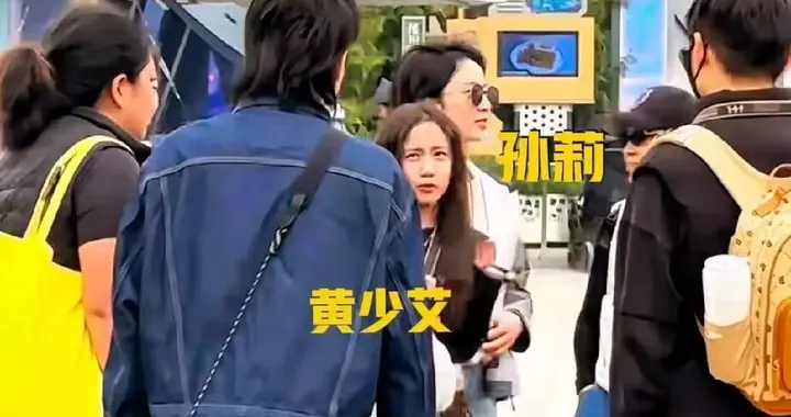 黄磊二女儿冲上热搜！12岁穿衣性感大胆，和异性手牵手，十分亲密