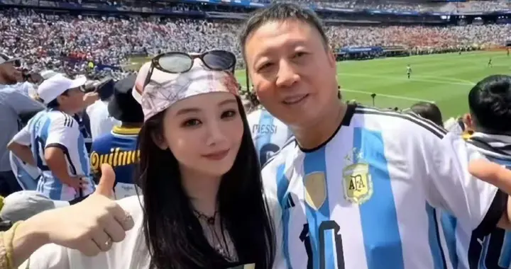 世界杯决赛一堆熟脸 杨紫马思纯到场 林俊杰七七挽手 谷爱凌合影奖杯