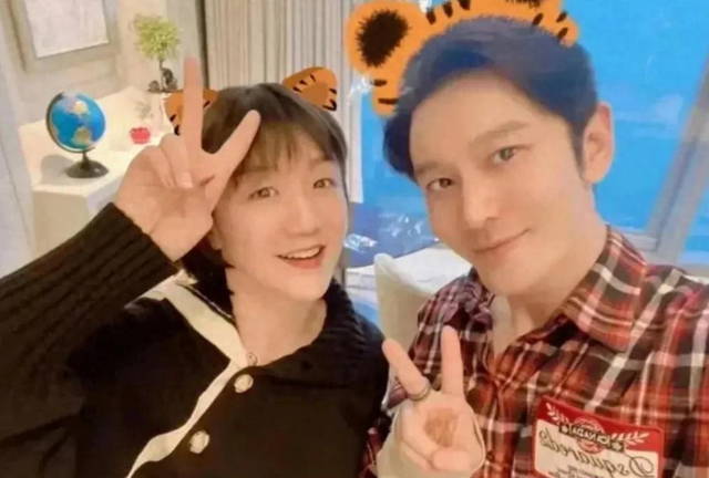 不打比赛，没当陪练，陈梦现身电影华表奖，表哥黄晓明带她见世面