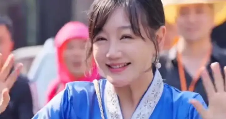 薛佳凝云南瑞丽过泼水节，47岁的未婚未育肚腩好明显，脸部松垮
