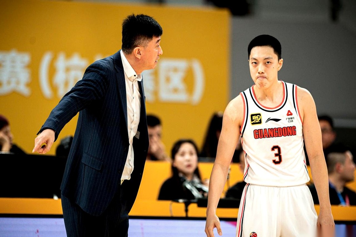 “25%的命中率，投了44次三分！季后赛不是这么打的！” 杜锋在新闻发...