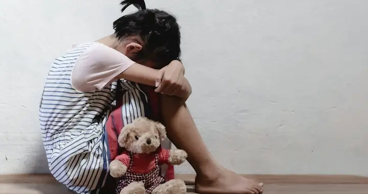 “顶着39度高烧下班回家，看到儿子玩手机”，别总是看孩子不顺眼