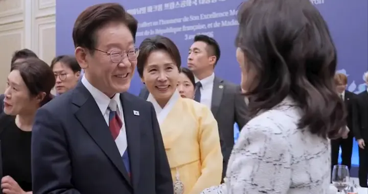 李富真参加宴会！穿格纹西服与马克龙握手十分谦虚，全智贤也去了