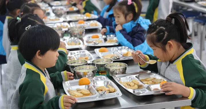 餐费贵却不发放学生奶，成都某小学被投诉，官方回应