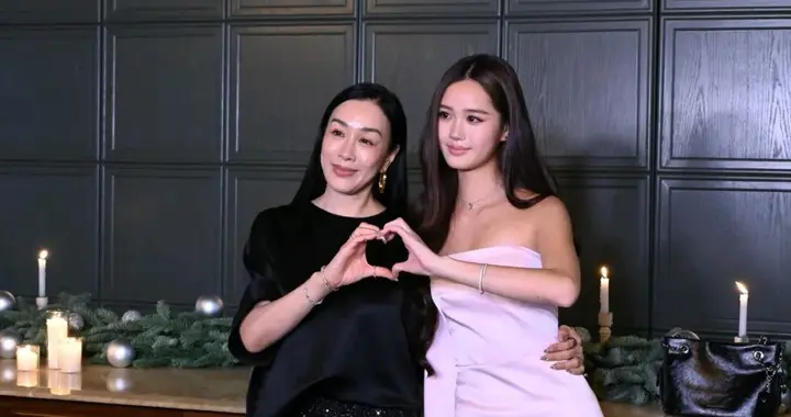 香港女星钟丽缇陪细女香港首秀，母女同框亮眼，喊话想回港拍戏