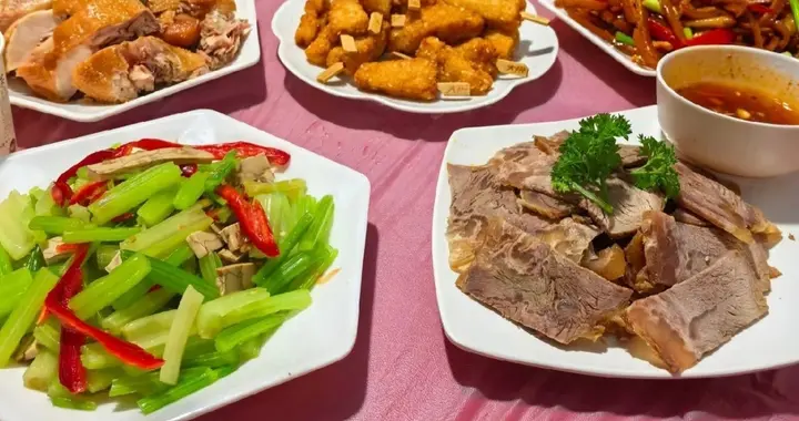 老家吃大席打包剩菜叫折菜，回家热一下超好吃，配馒头米饭很下饭