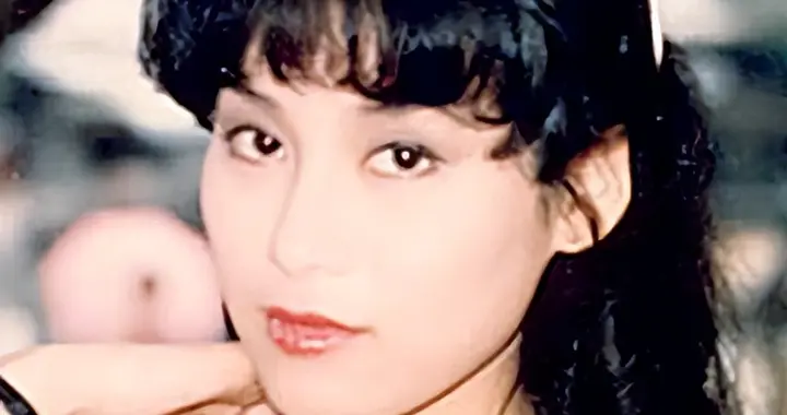 出身豪门，给有妇之夫生娃惨遭抛弃，66岁仍单身，女儿是香港名流