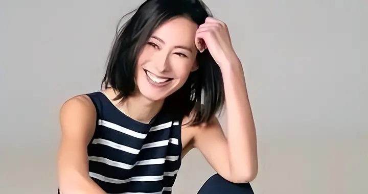 看37岁梁洛施生图，大背头、皮贴骨，才知内娱白幼瘦审美有多低级
