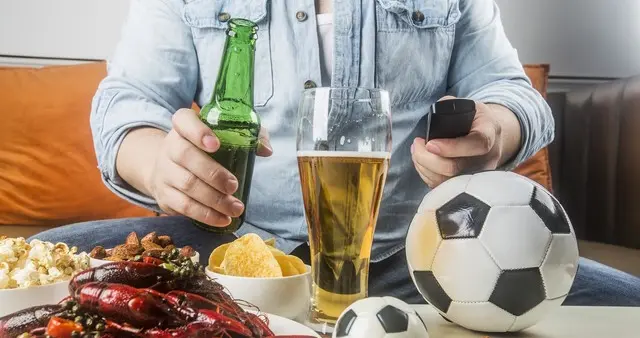 男性在喝酒时，尽量少吃这三种下酒菜尤其是第一种，一定要忍住！