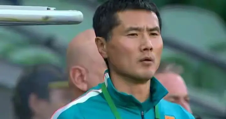 这也太快了！仅9分钟，国足0-2喀麦隆，后防线漏人，颜骏凌被吐槽