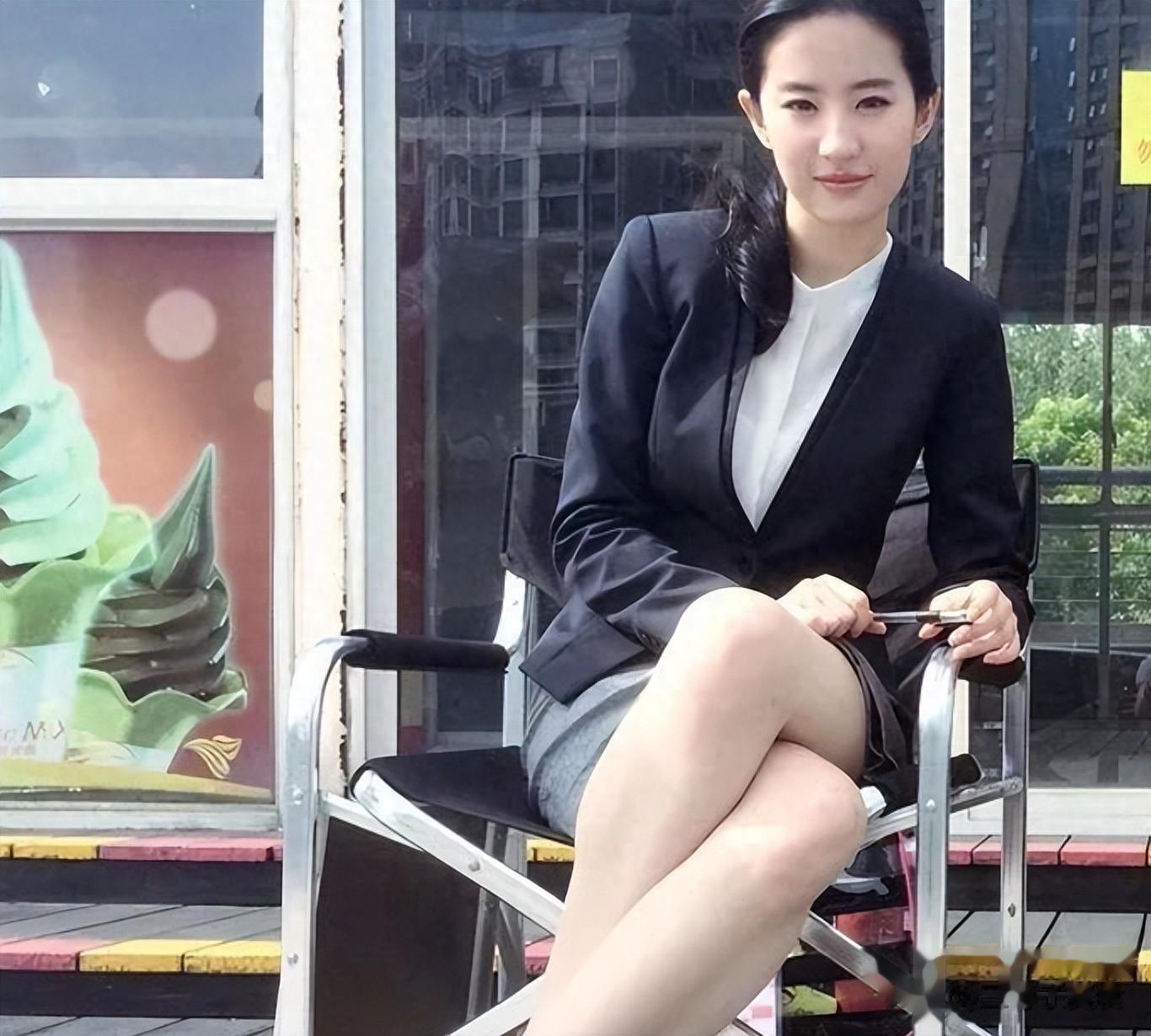 美国邻居和向太的话，彻底暴露了刘亦菲真实家境，绝对不一般