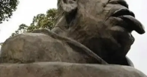 怪异老子雕塑被拆，本来觉得大快人心，却捅了“艺术圈的马蜂窝”