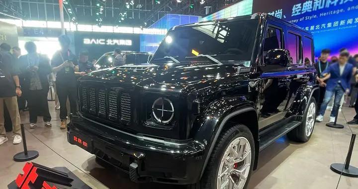 北汽BJ81实车亮相，外观不输大G，内饰不输路虎，2+2+2座椅布局