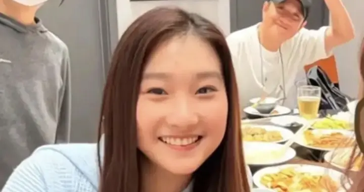 马伊琍俩女儿现身爸爸面馆，文章全程陪伴，爱马化妆披长发很好看