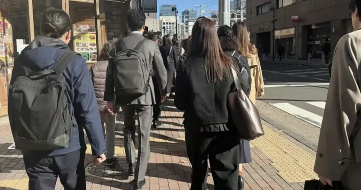网友愤恨不平“连续5年A/A+，第6年竟然被裁”