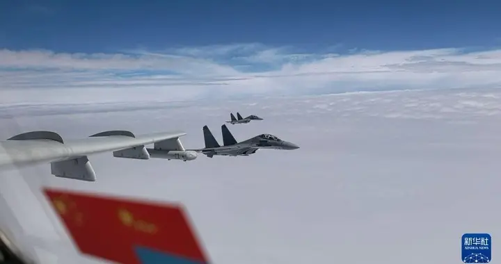 中方派出轰炸机警告，美军F-35紧急升空，隐身机被拍得清清楚楚