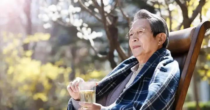 晒太阳能补钙吗？医生劝告：老年人想补钙，这4件事比晒太阳关键