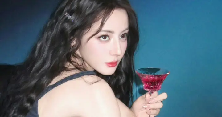 迪丽热巴吊带黑裙