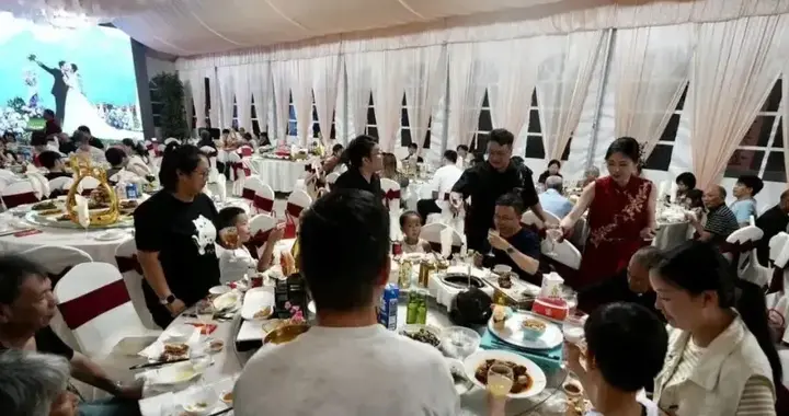 浙江95后夫妻婚礼无接亲、无婚车，没请伴郎伴娘，钱全花在菜品上