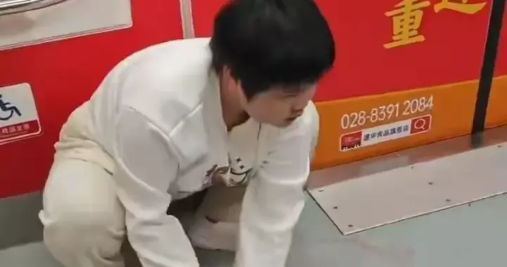 地铁女孩后续：如今躺进抢救室，重庆红十字会出手相助，网友泪目