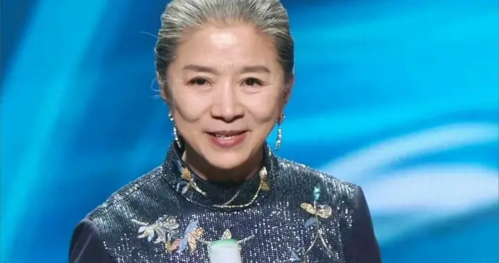 原来他是迟蓬的丈夫，是我们熟悉的资深大导演，公公是电影明星