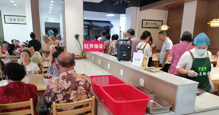 志愿暖心助老餐 孝道温情润心田