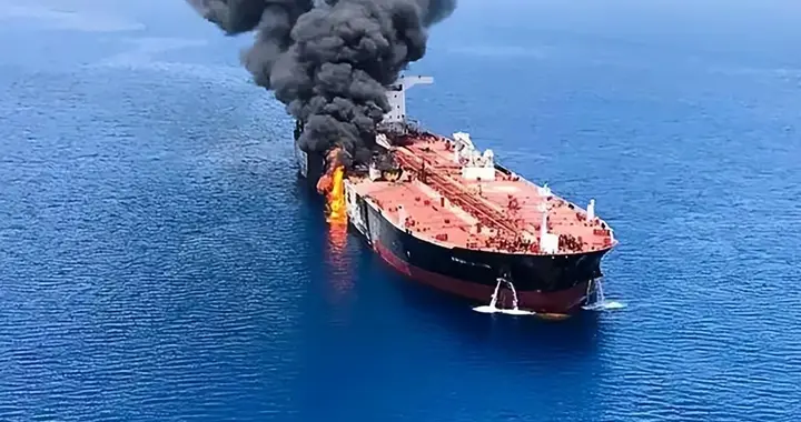 中东战火再度燃起，伊朗突袭阿联酋，30万吨巨型油轮发生大爆炸