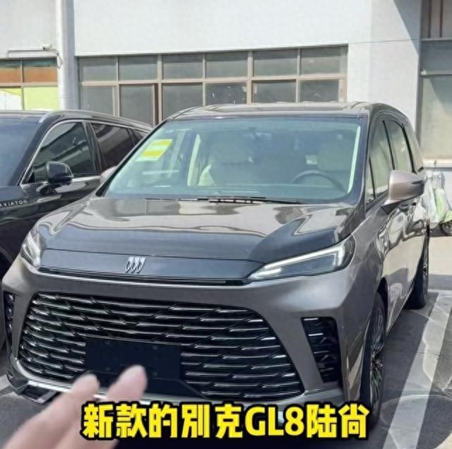 新款别克GL8陆尚曝光，换陆尊同款扶手箱，配置提升，座椅升级