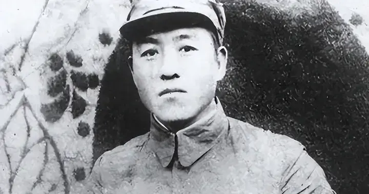 他手握几十万大军，曾给延安送13万两黄金，建国后却成了劳资处长