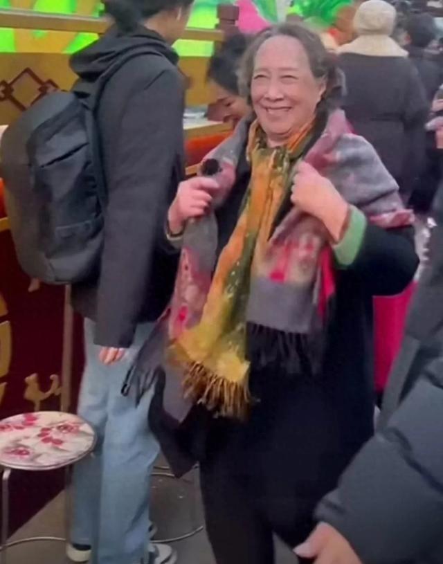 唐国强惊现长春动物园，罕见携小12岁老婆同框，壮丽打扮简朴低调