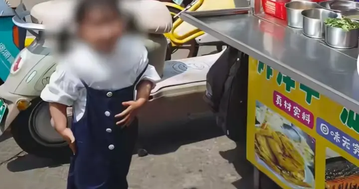 狠心赌徒欠债逃，母女摆摊泪湿衣