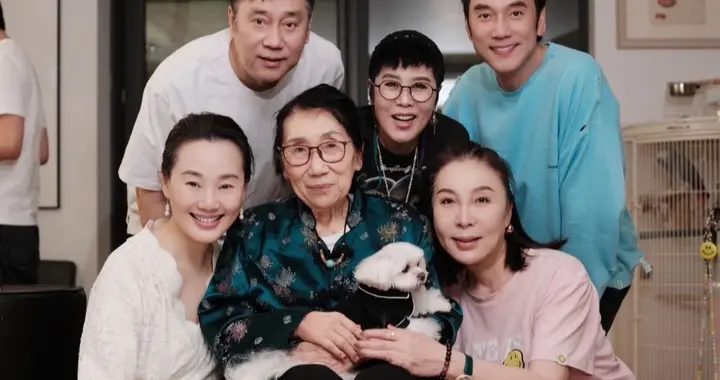 55岁林依轮为大儿子庆生，家中温馨典雅，林依轮和哥哥姐姐很像！