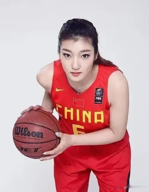 听说李梦要回女篮了。 最近看女篮比赛确实挺堵心的，进攻老是卡壳，传球传...