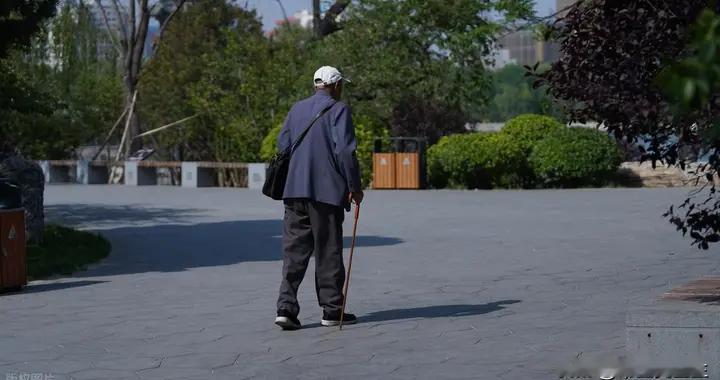 老人走路小碎步，该怎么办？