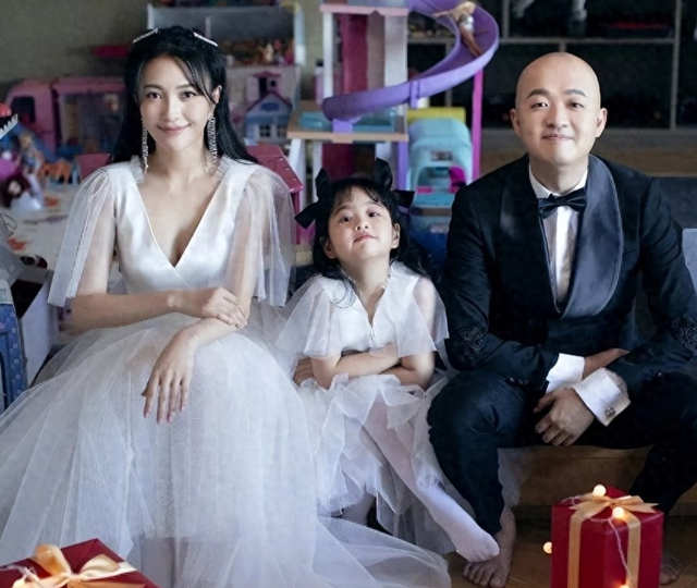 包文婧怀二胎太能吃！深夜吃两桶米饭无辣不欢，老公陪伴在侧好甜