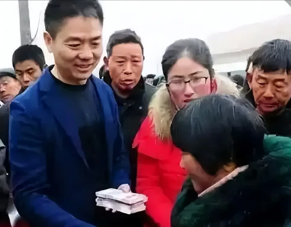 刘强东每次回老家都高调发钱，现在终于知道错了：升米恩，斗米仇